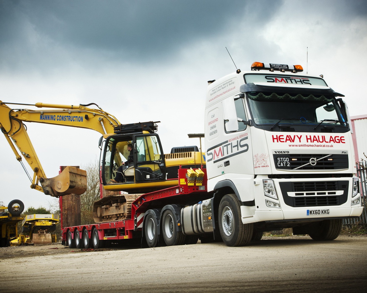 Экскаватор на тягаче