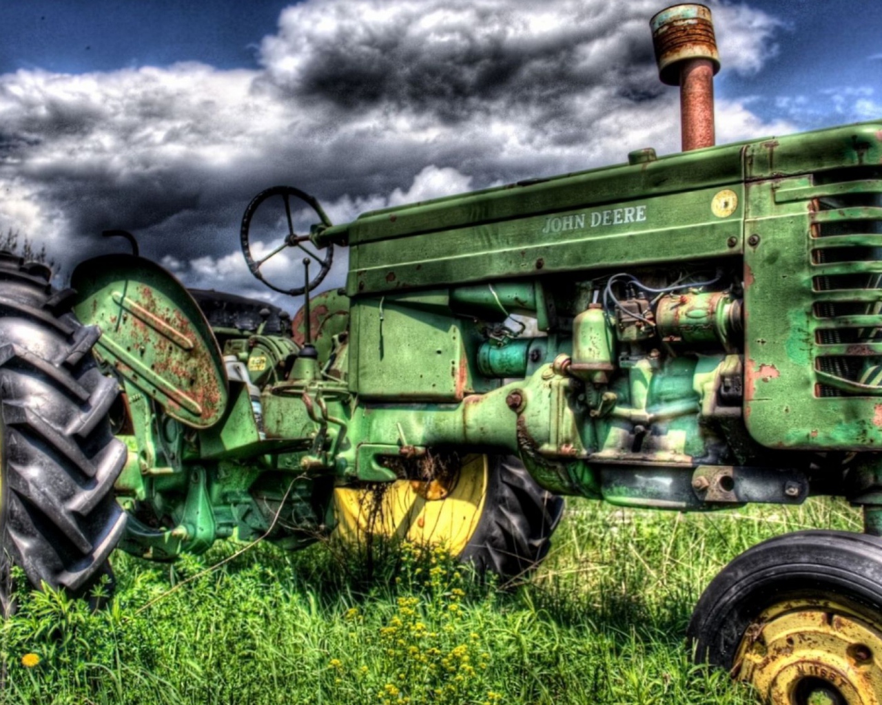 Зеленый трактор в поле