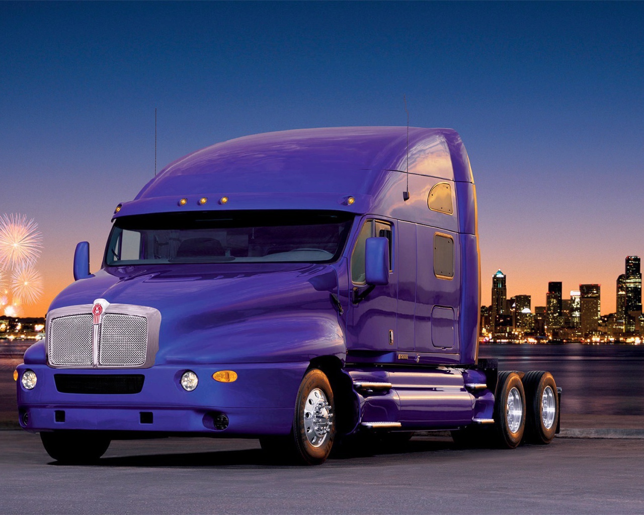 Мощный сиреневый тягач на фоне города