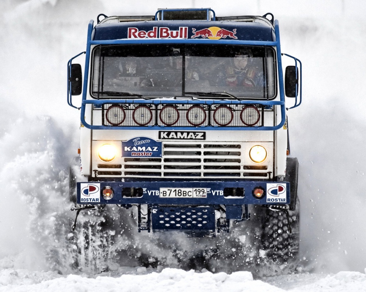 Российский Камаз мчится по снегу