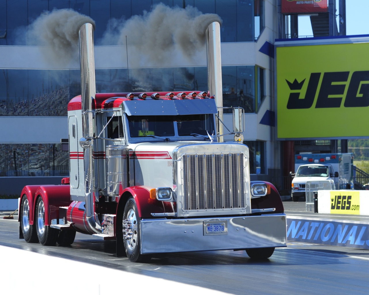 Дым из труб тягача