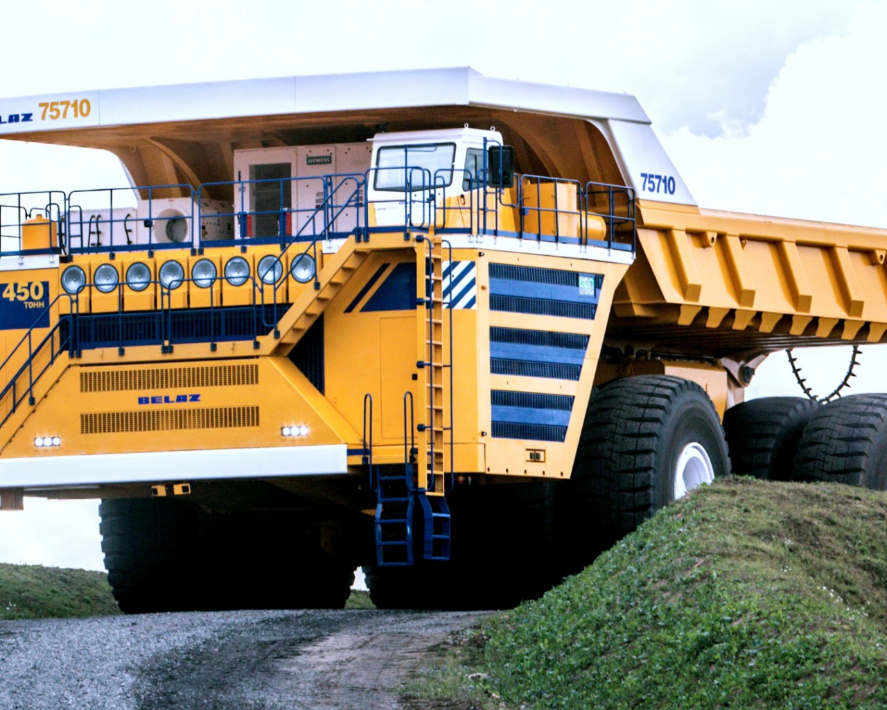 Самосвал для работы в карьерах