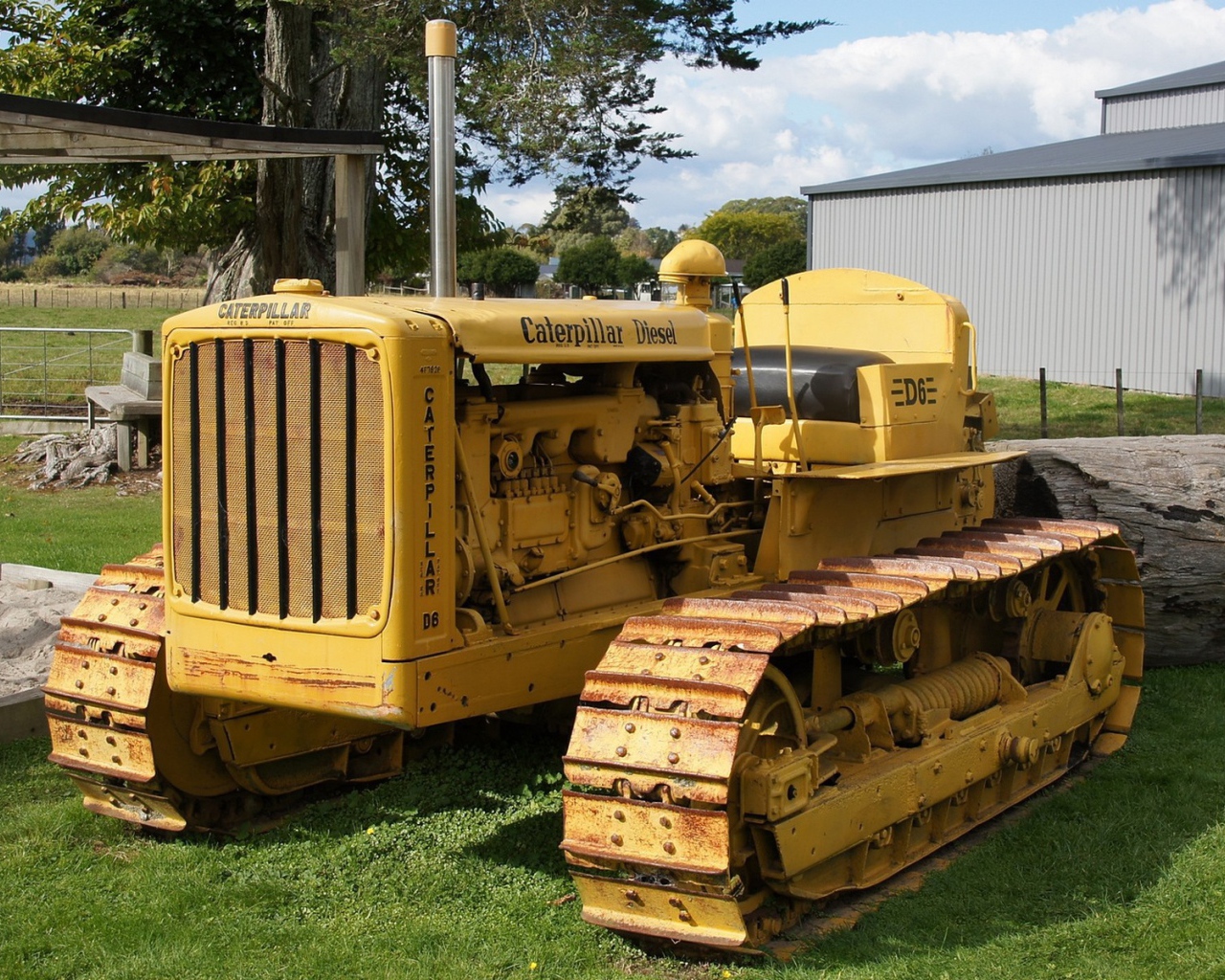 Трактор на гусеницах