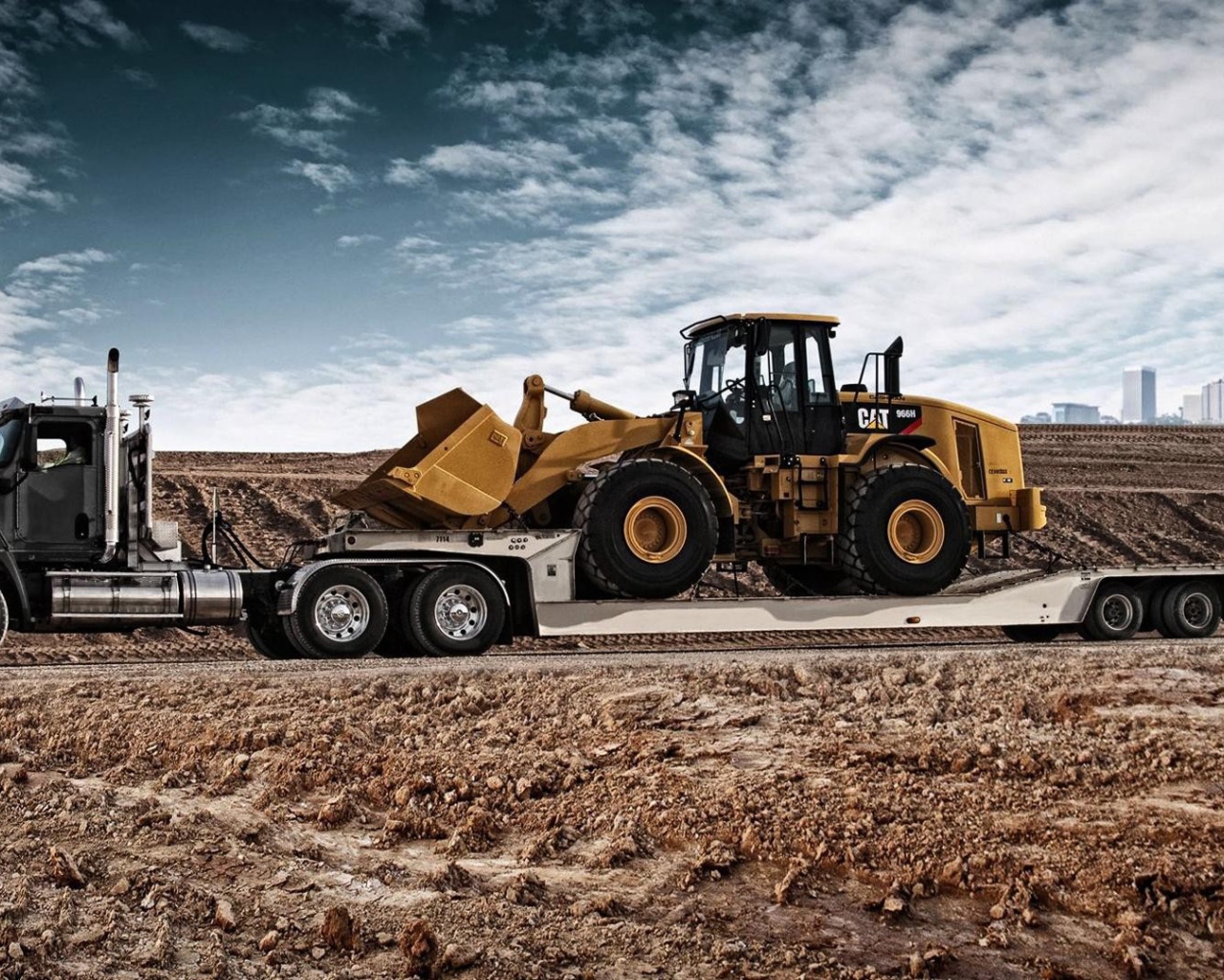 Перевозка трактора на тягаче