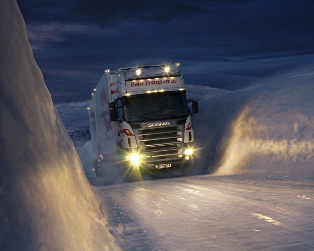 Грузовик на зимней дороге