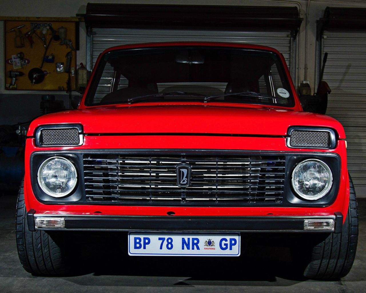 Красная Lada Niva