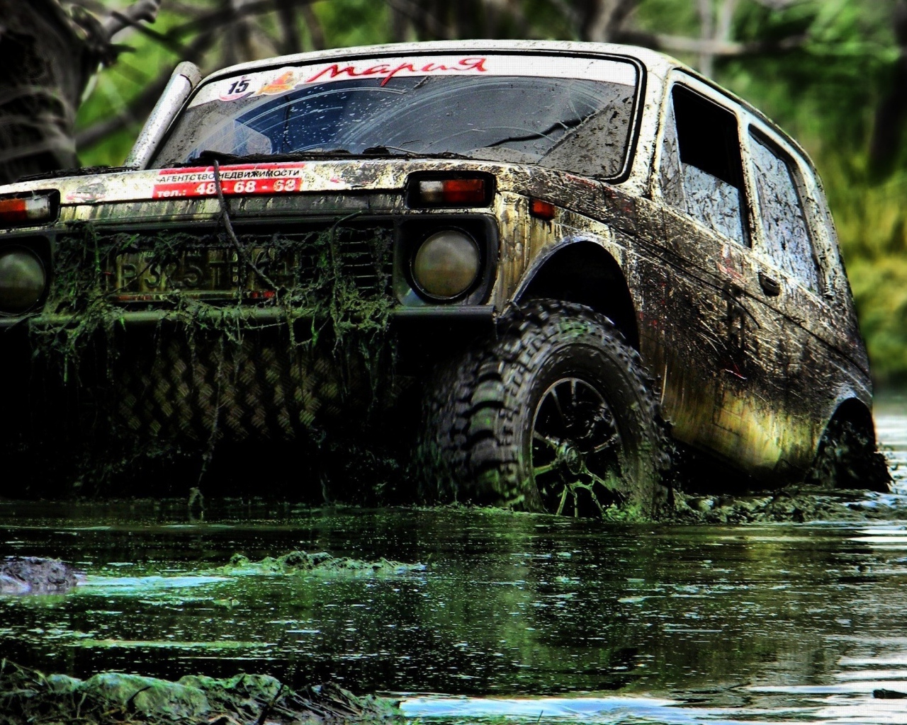Внедорожник Лада Нива в грязи