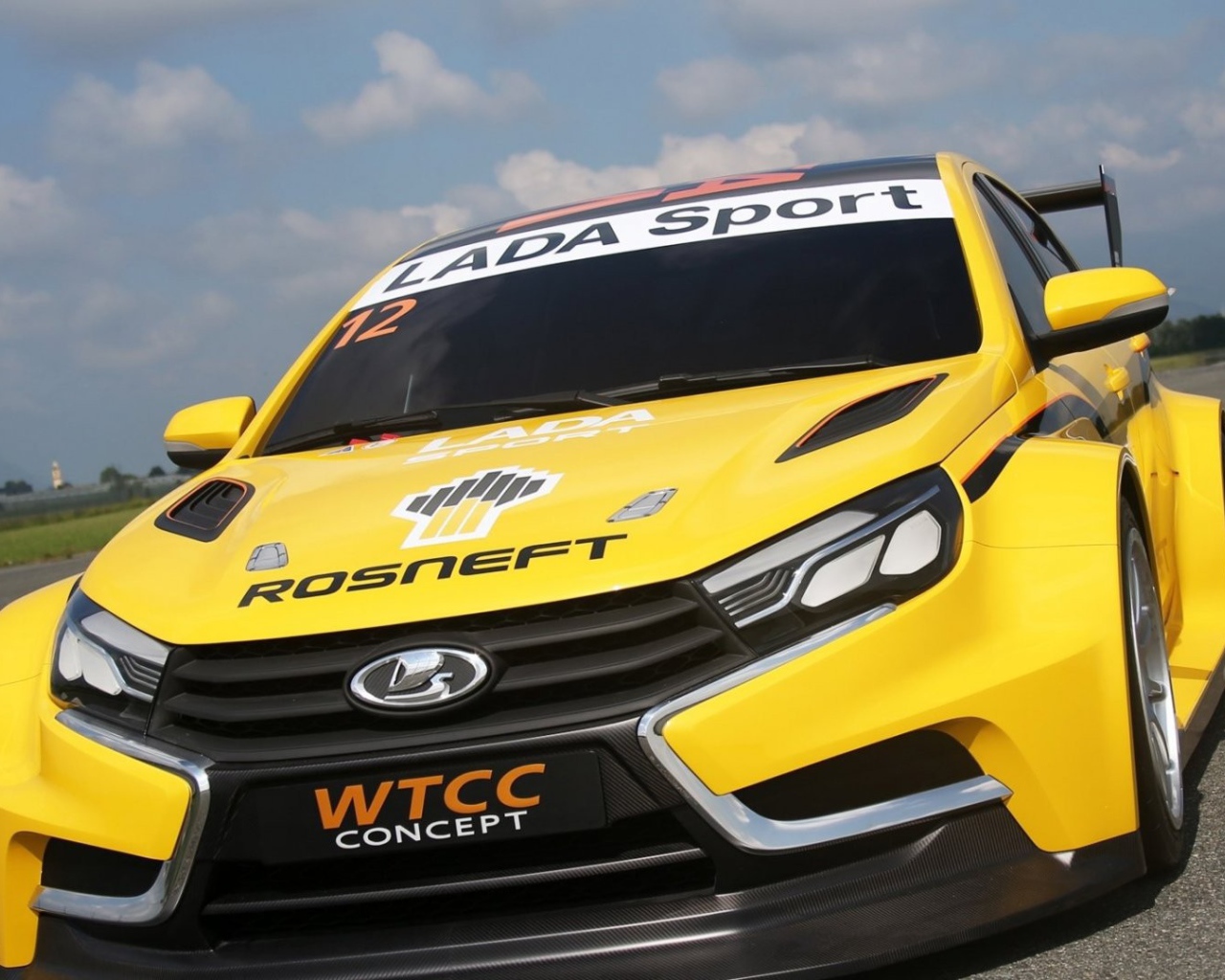 Желтый автомобиль Лада Веста Спорт