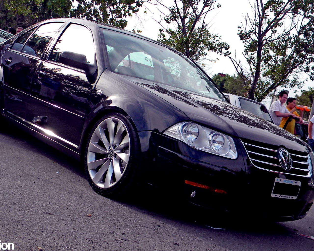 Черный автомобиль Volkswagen Bora