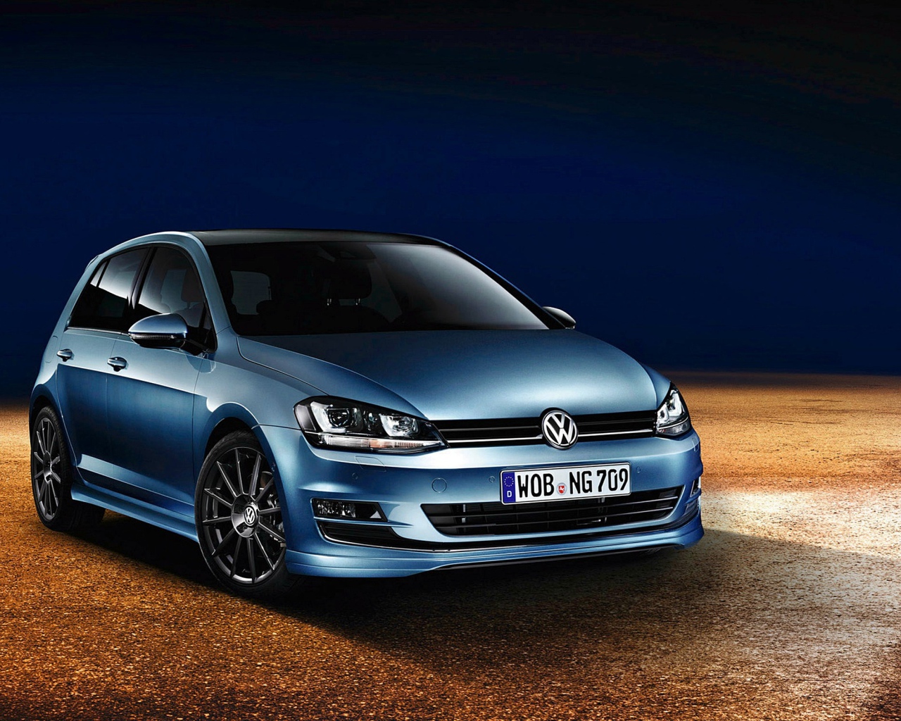 Голубой автомобиль Volkswagen golf 7