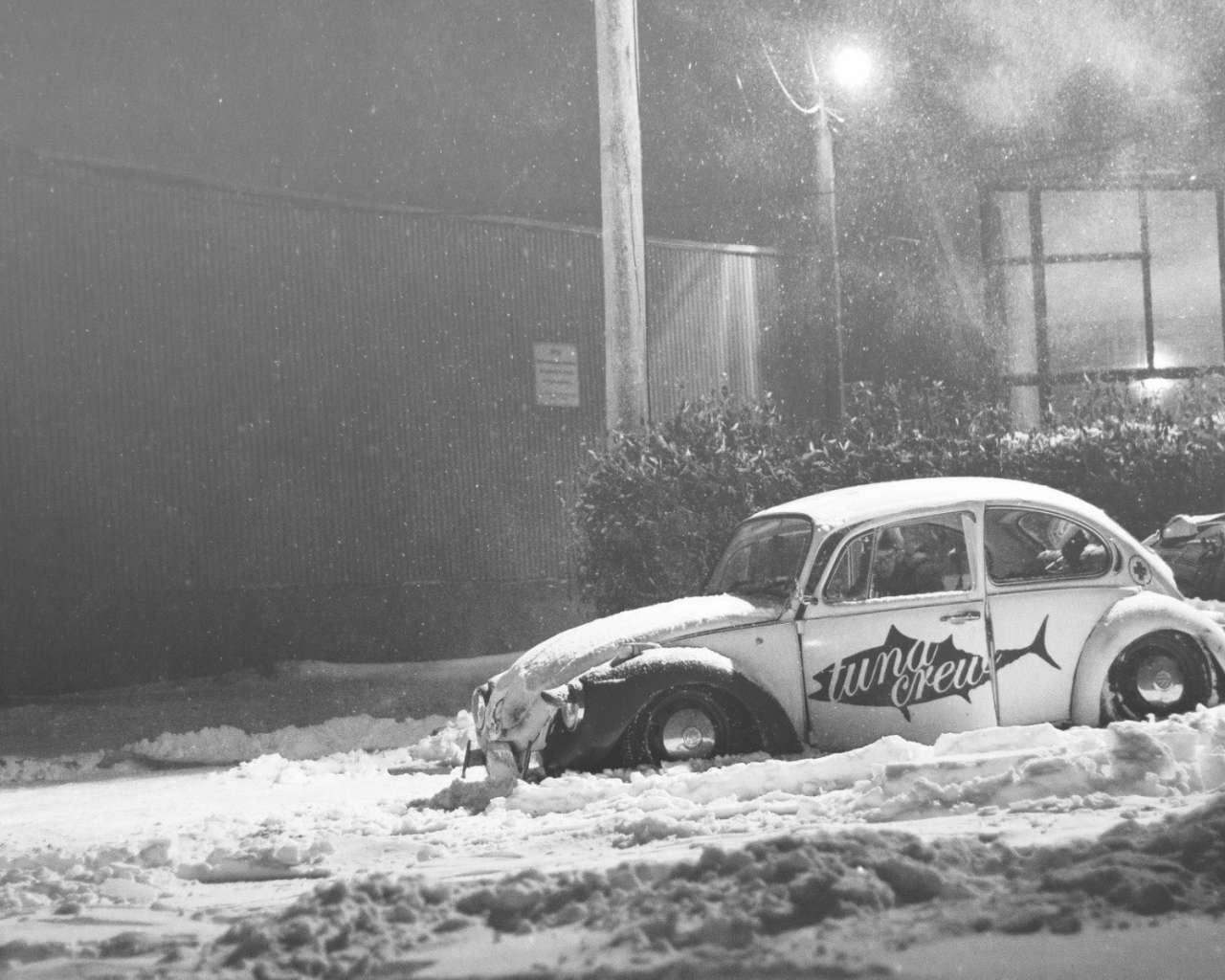 Автомобиль Volkswagen Beetle покрыт снегом