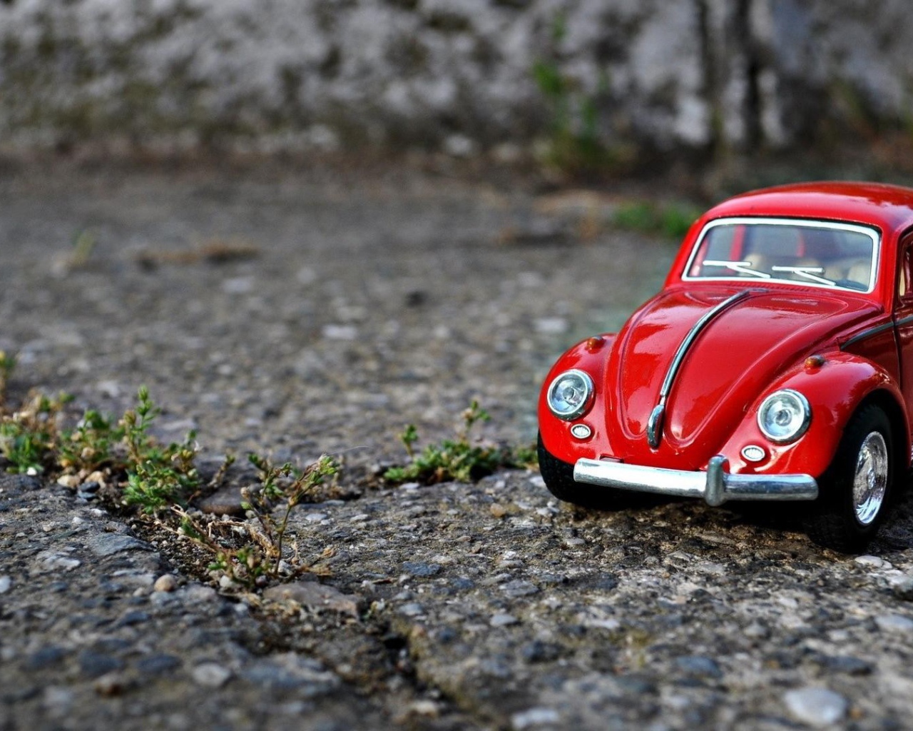 Модель красного автомобиля Volkswagen Beetle