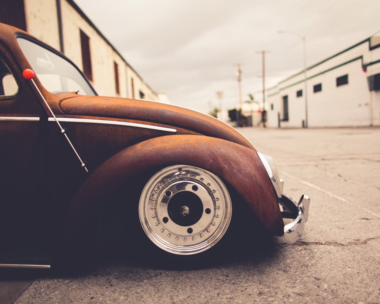 Старый ржавый Volkswagen Beetle