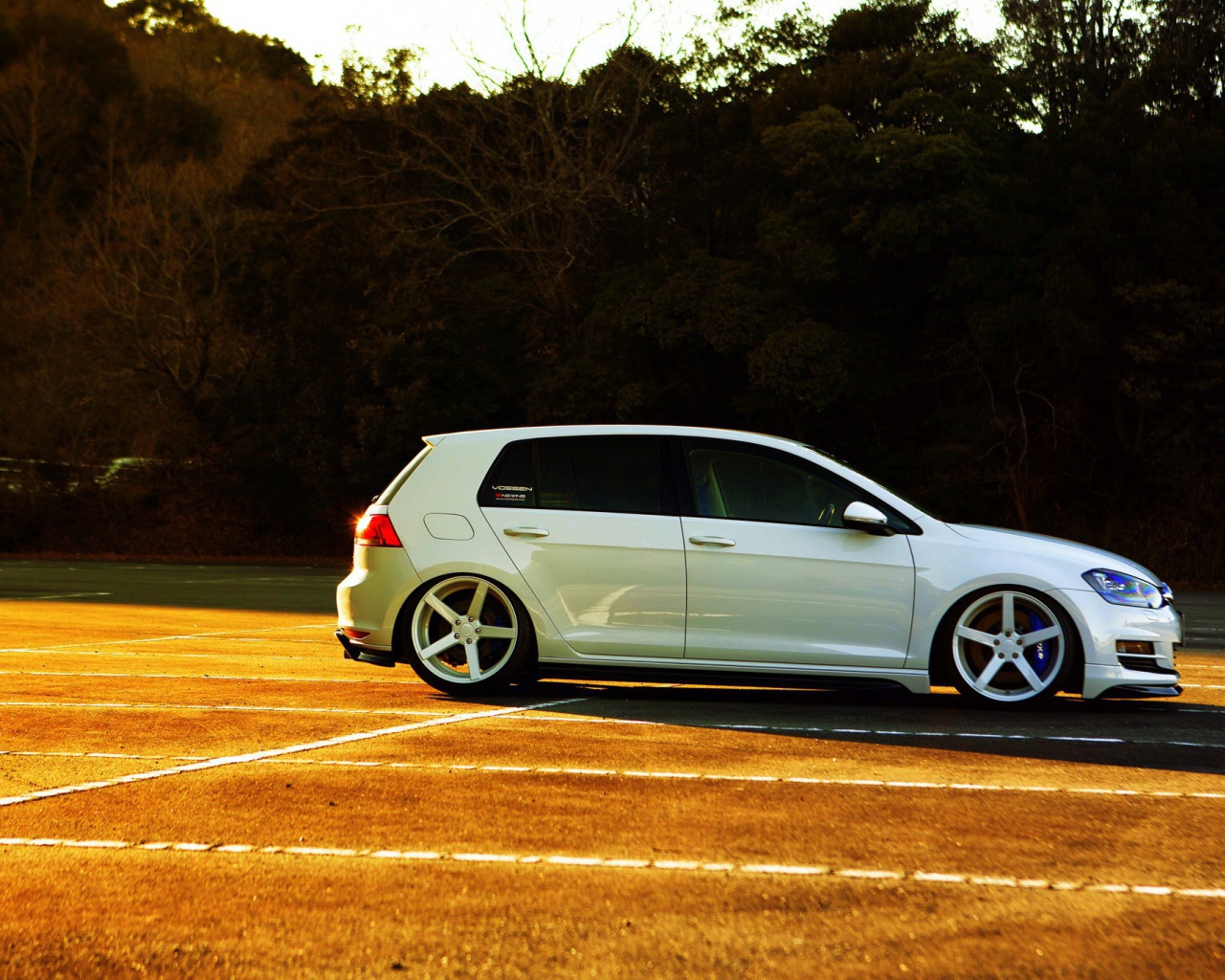 Белый Volkswagen golf 7