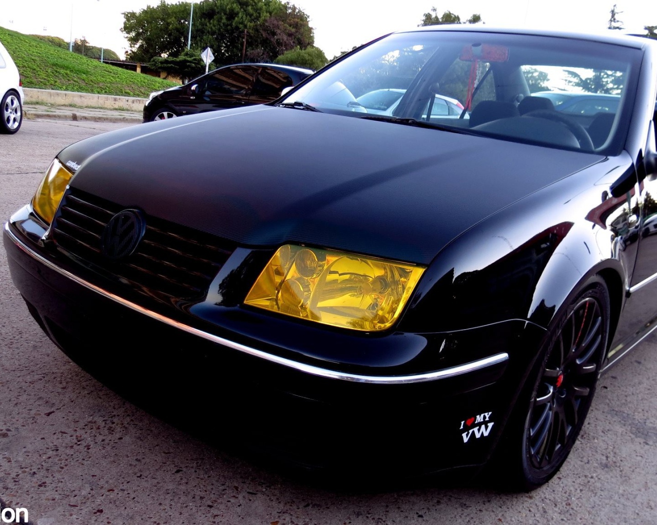 Желтые фары нового Volkswagen Bora