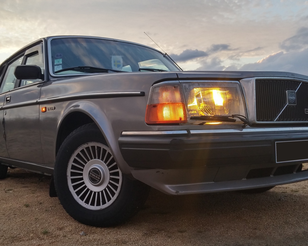 Коричневый автомобиль Volvo 240