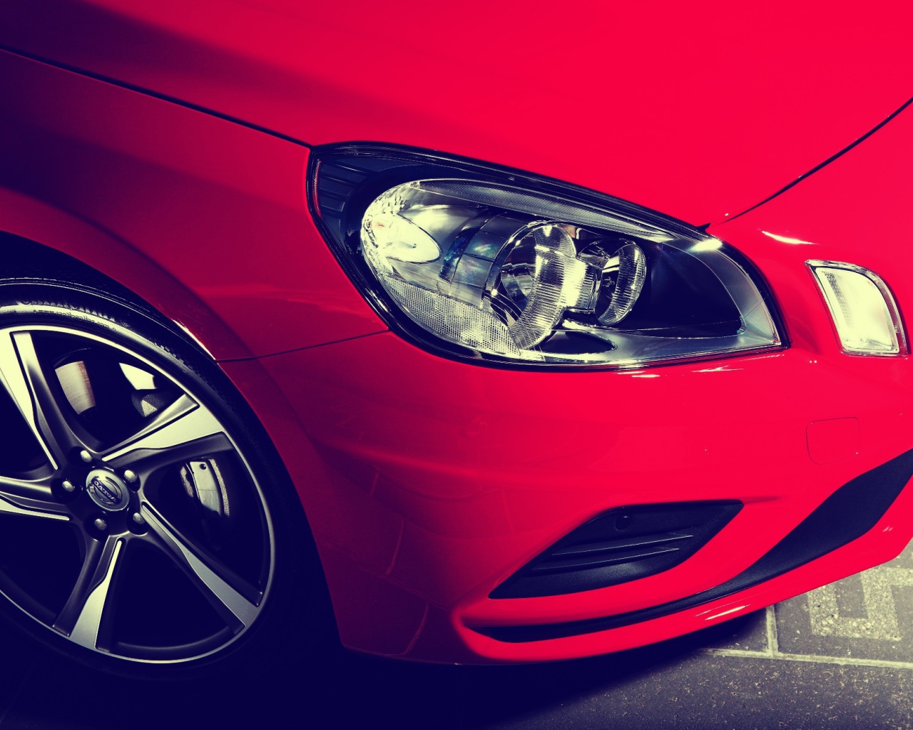 Фары красного авто Volvo