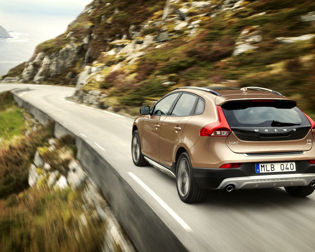 Быстрый Volvo на серпантине