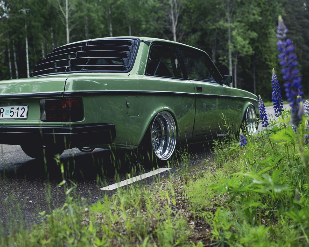 Автомобиль Volvo 240 у обочины