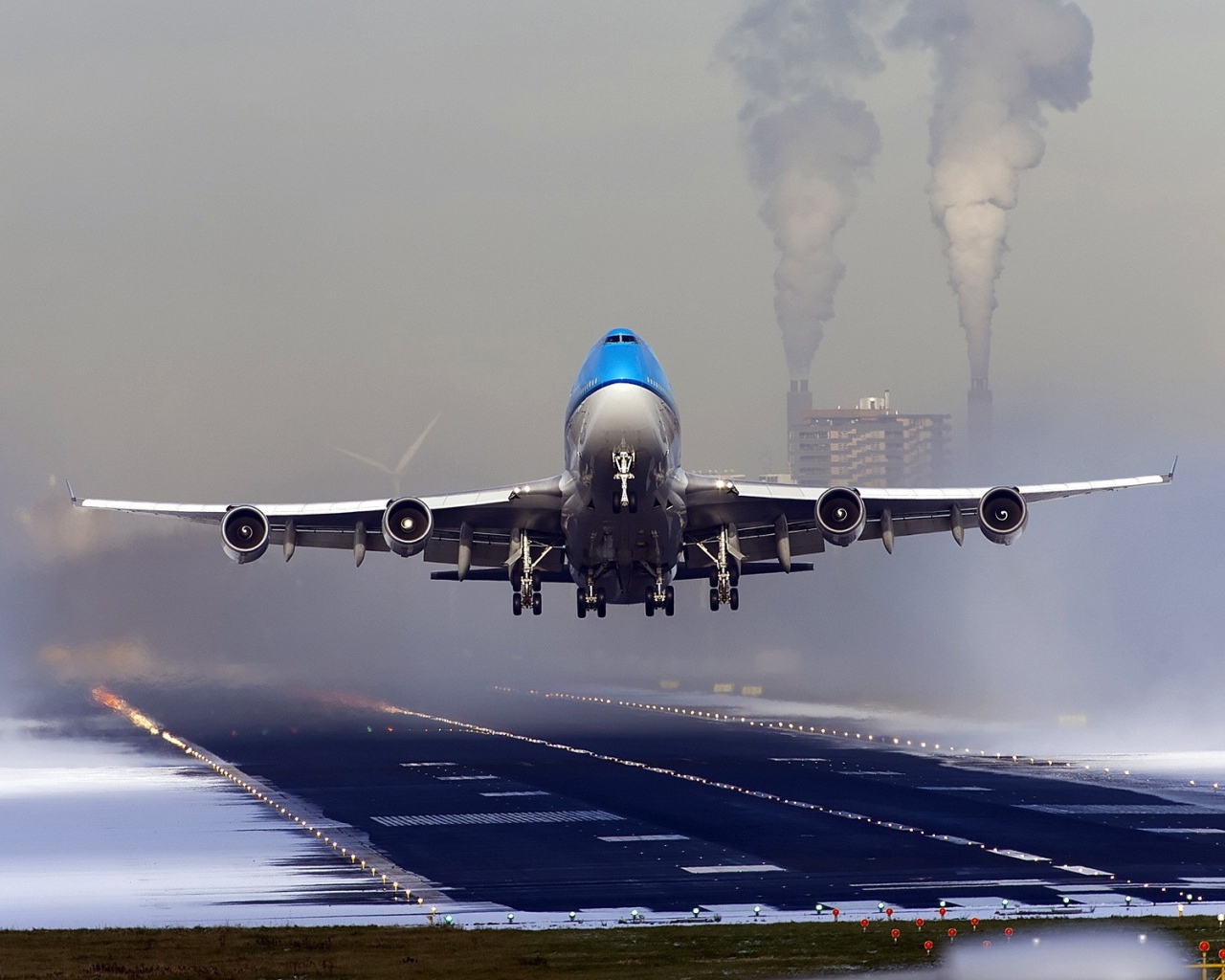 Боинг 747 идет на взлет