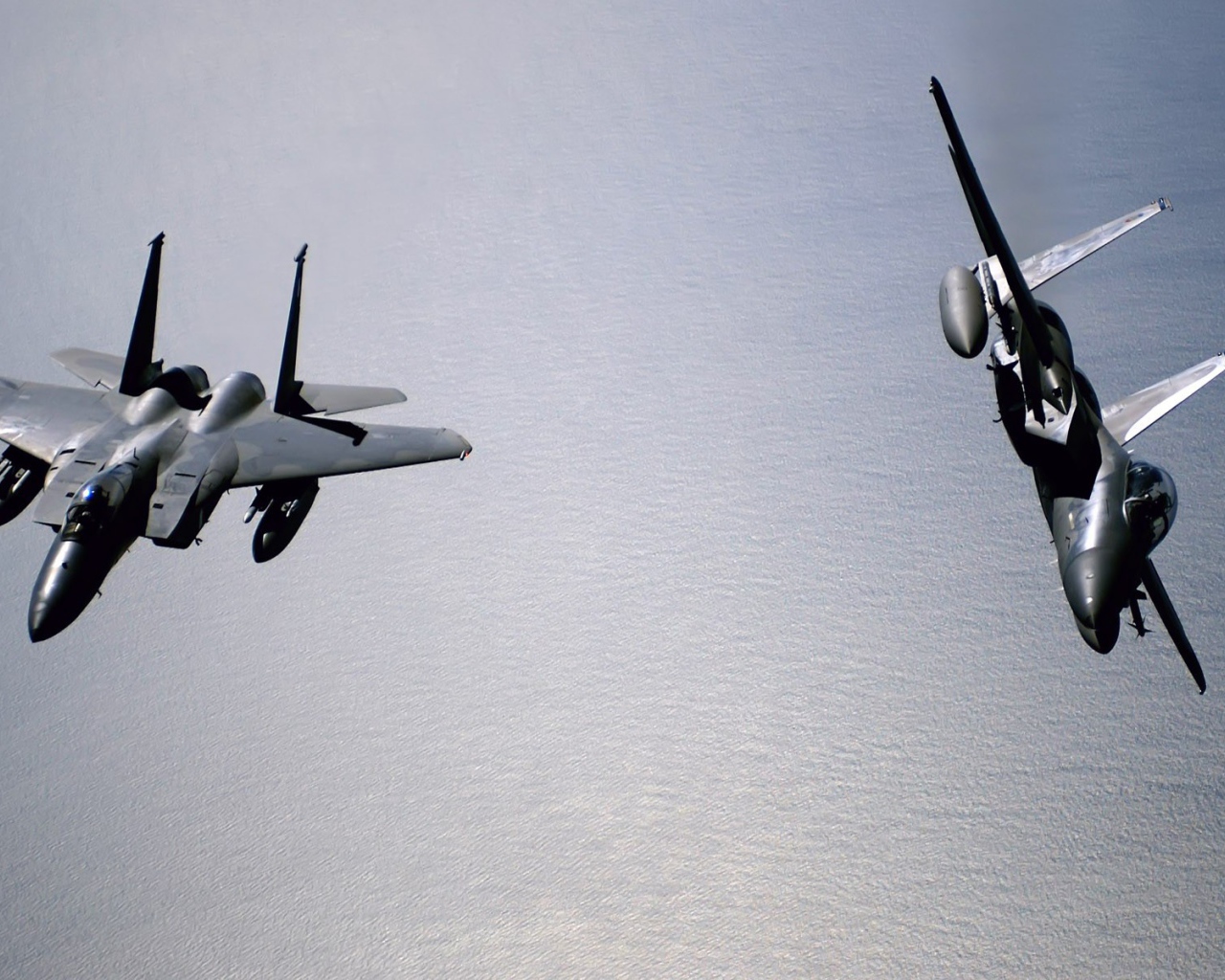 Пара F-15 Eagle над морем