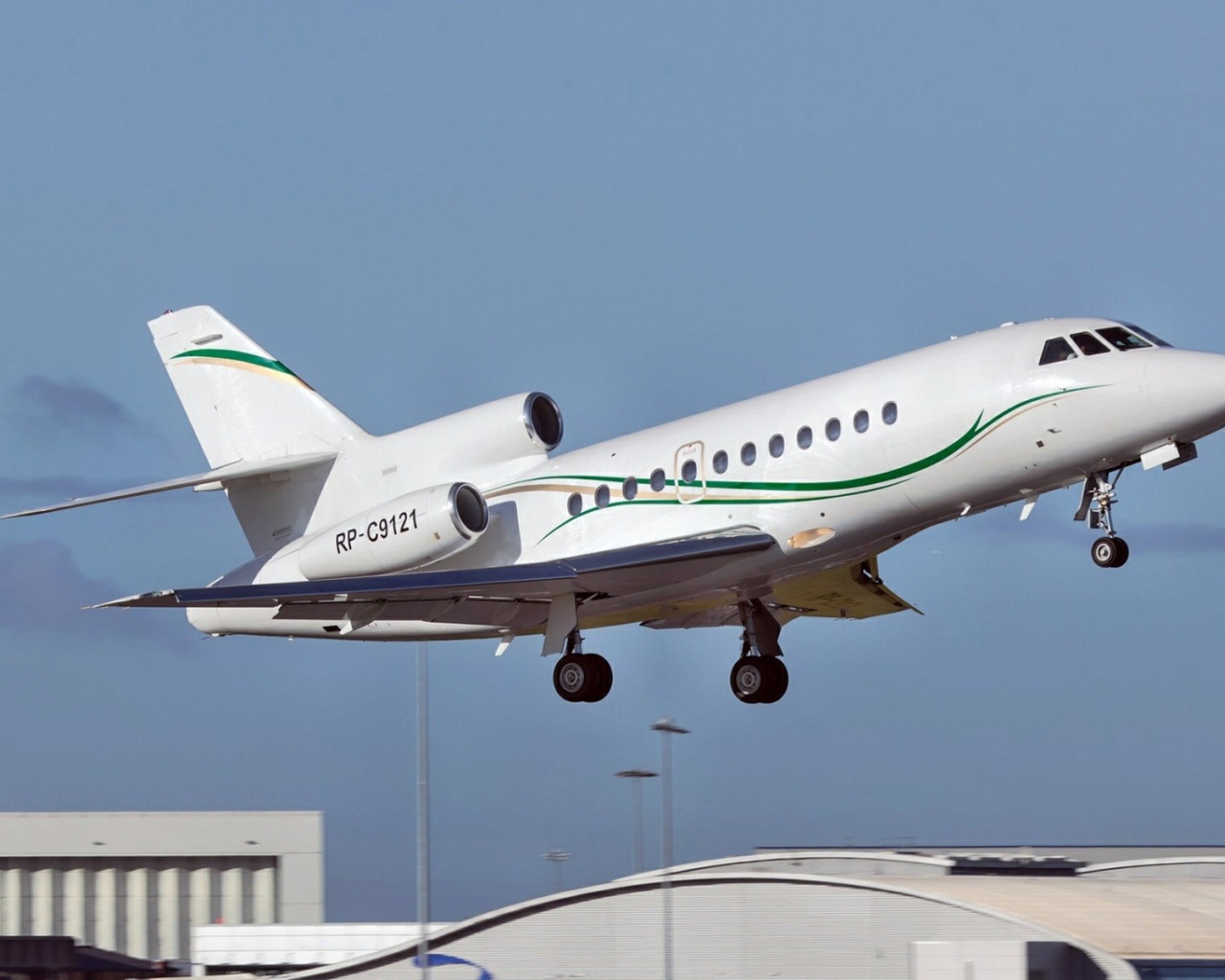 Частный самолет с зеленой полосой на борту