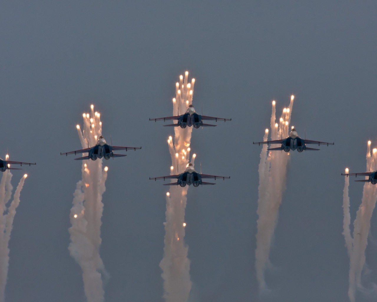 Отряд истребителей выбросил тепловые ловушки