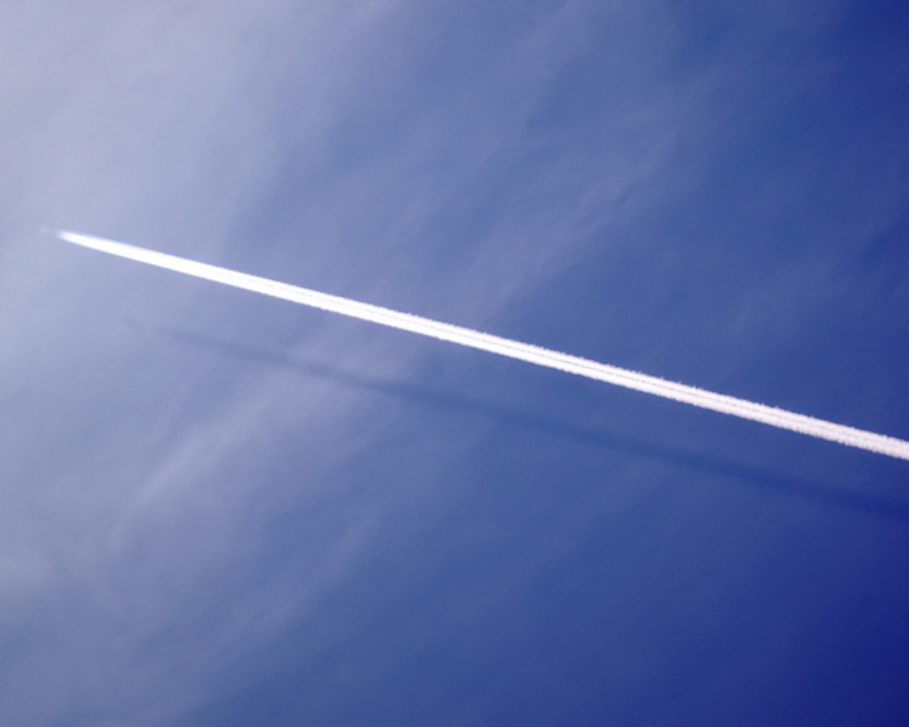 Белый след самолета