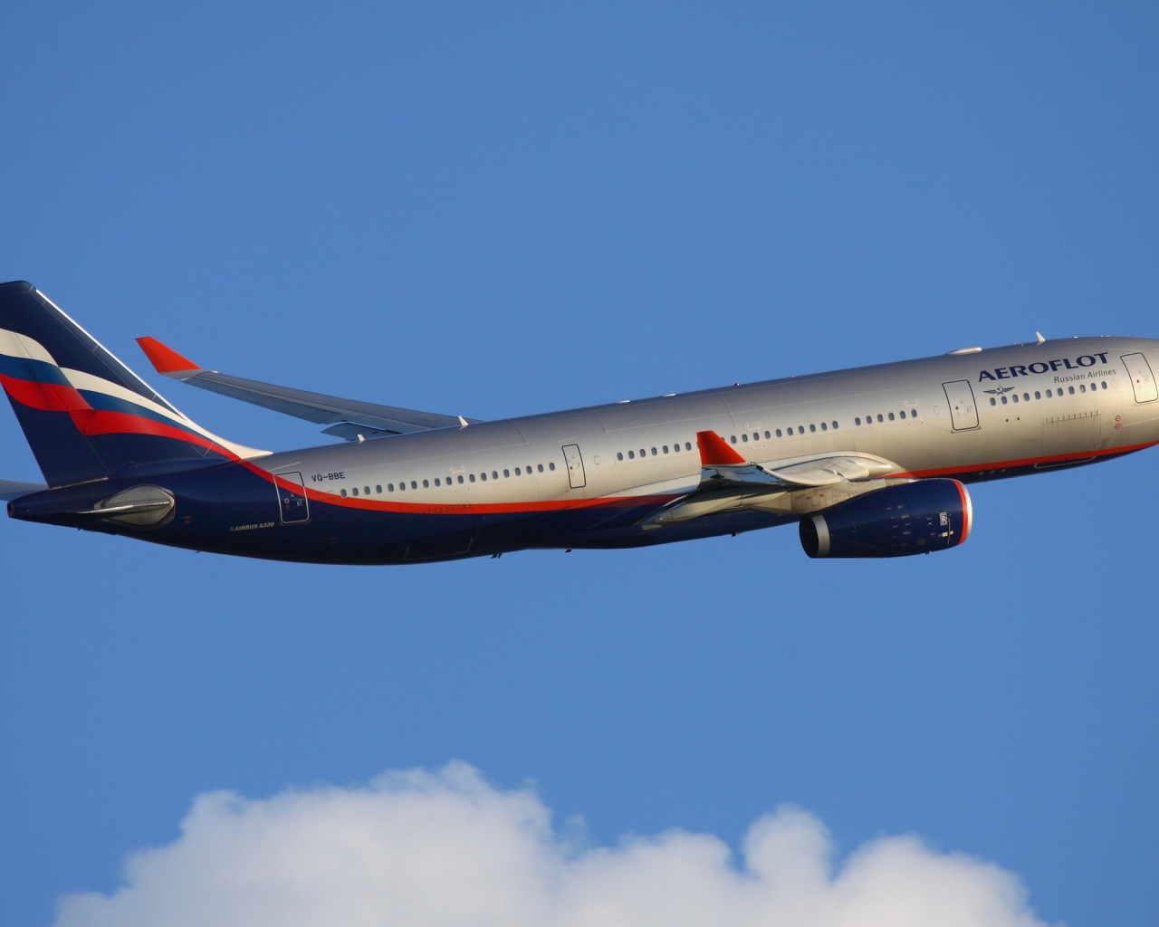 Самолет Аэробус компании Аэрофлот в небе