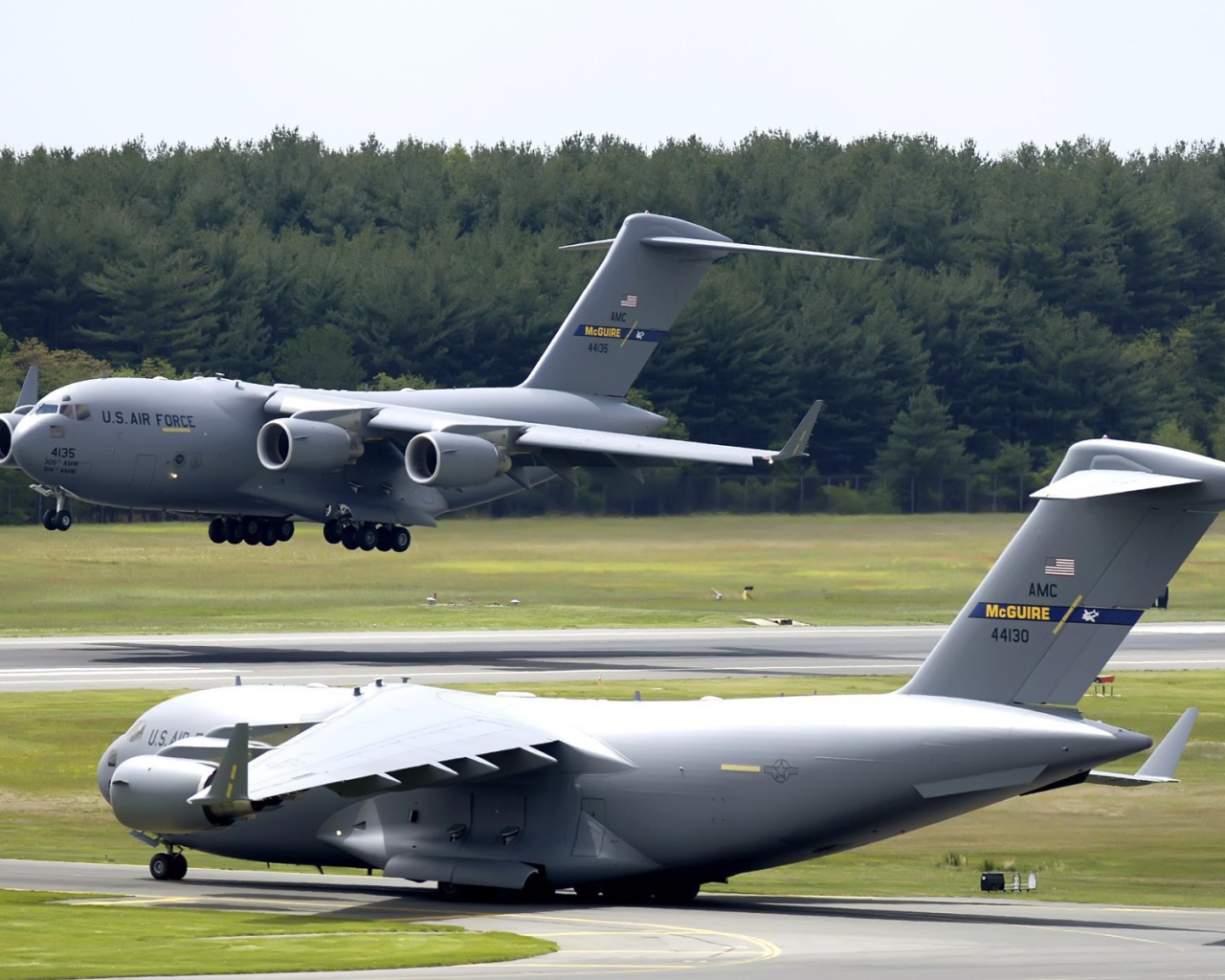 Самолеты C-17 Globmaster на взлетно посадочной полосе