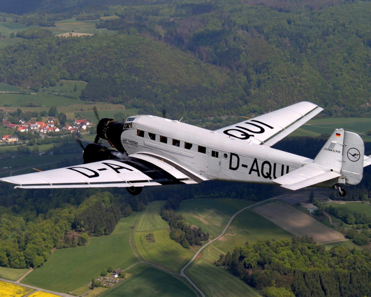 Самолет Junkers Ju 52-3m над полями