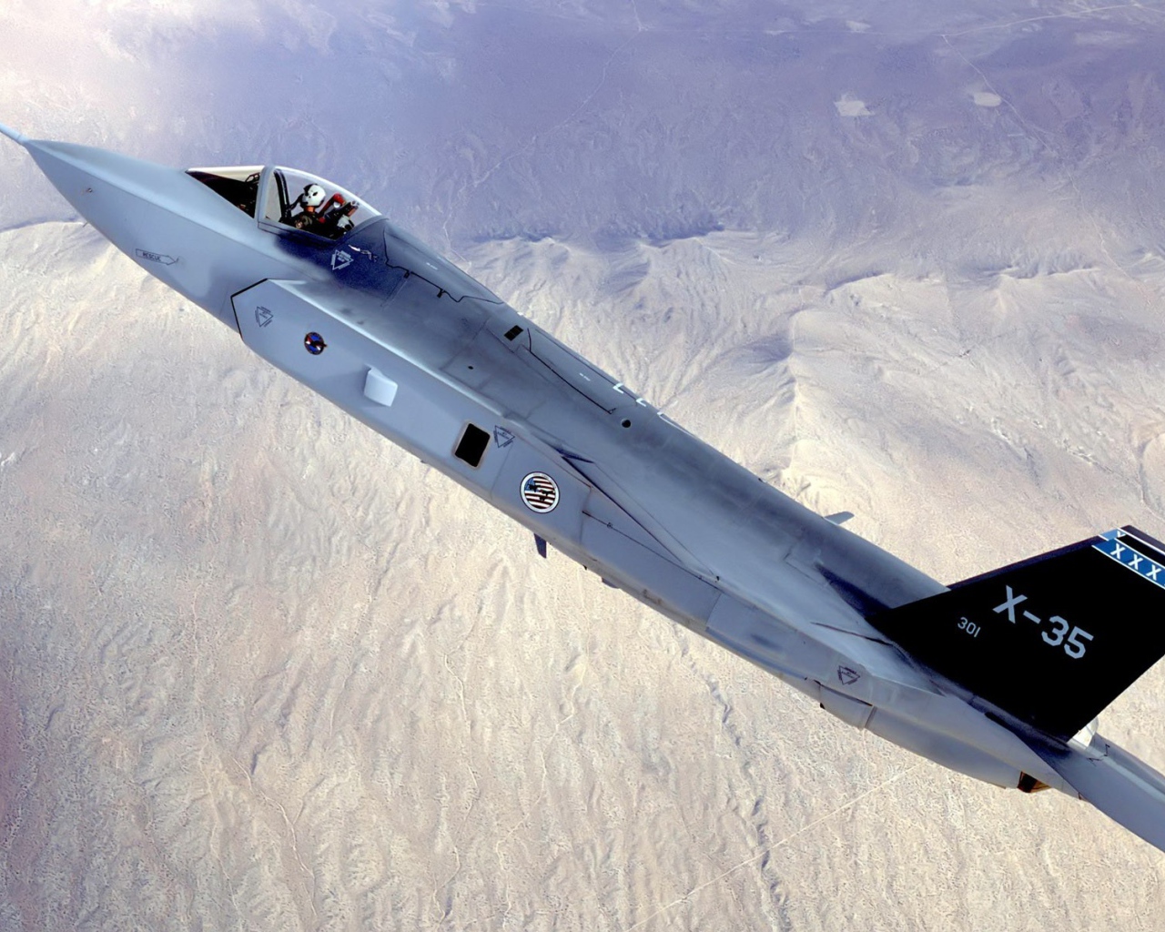 Самолет F-35 Lightning II летит вверх