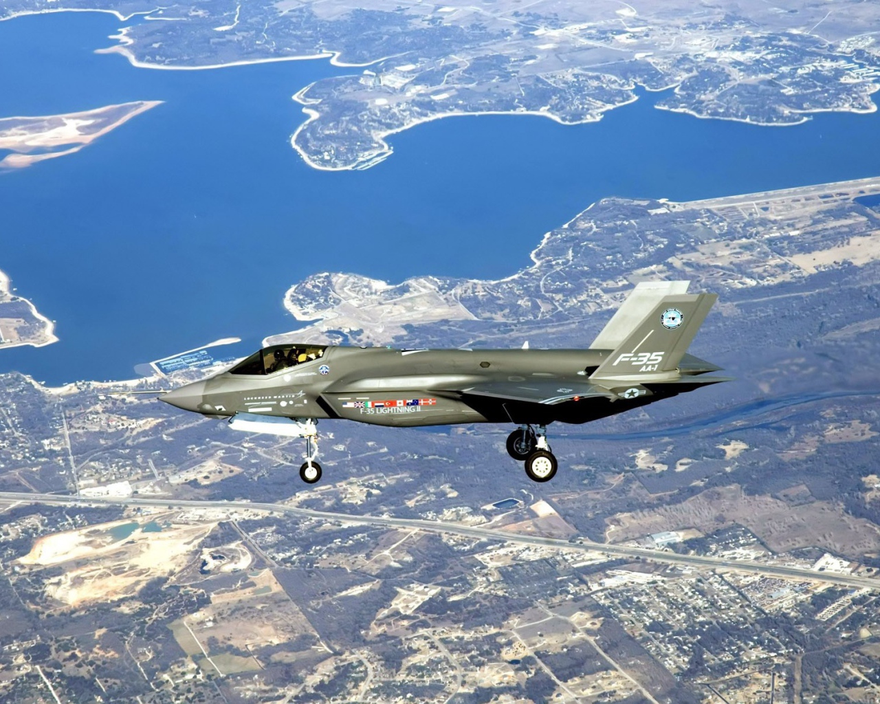 Самолет F-35 Lightning II над городом