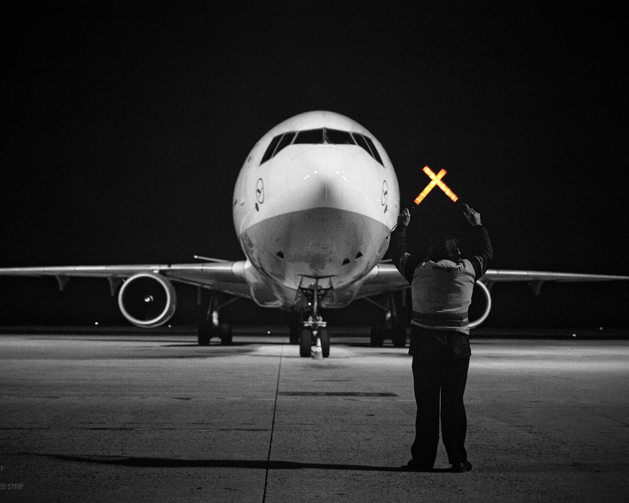 Сотрудник аэропорта помогает пилотам