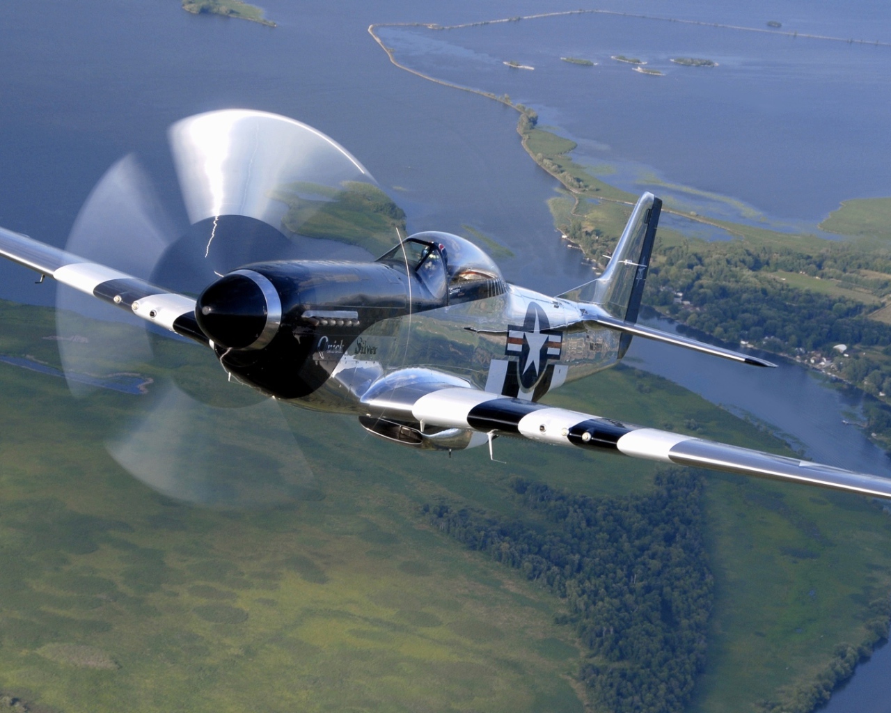 Американский самолет мустанг