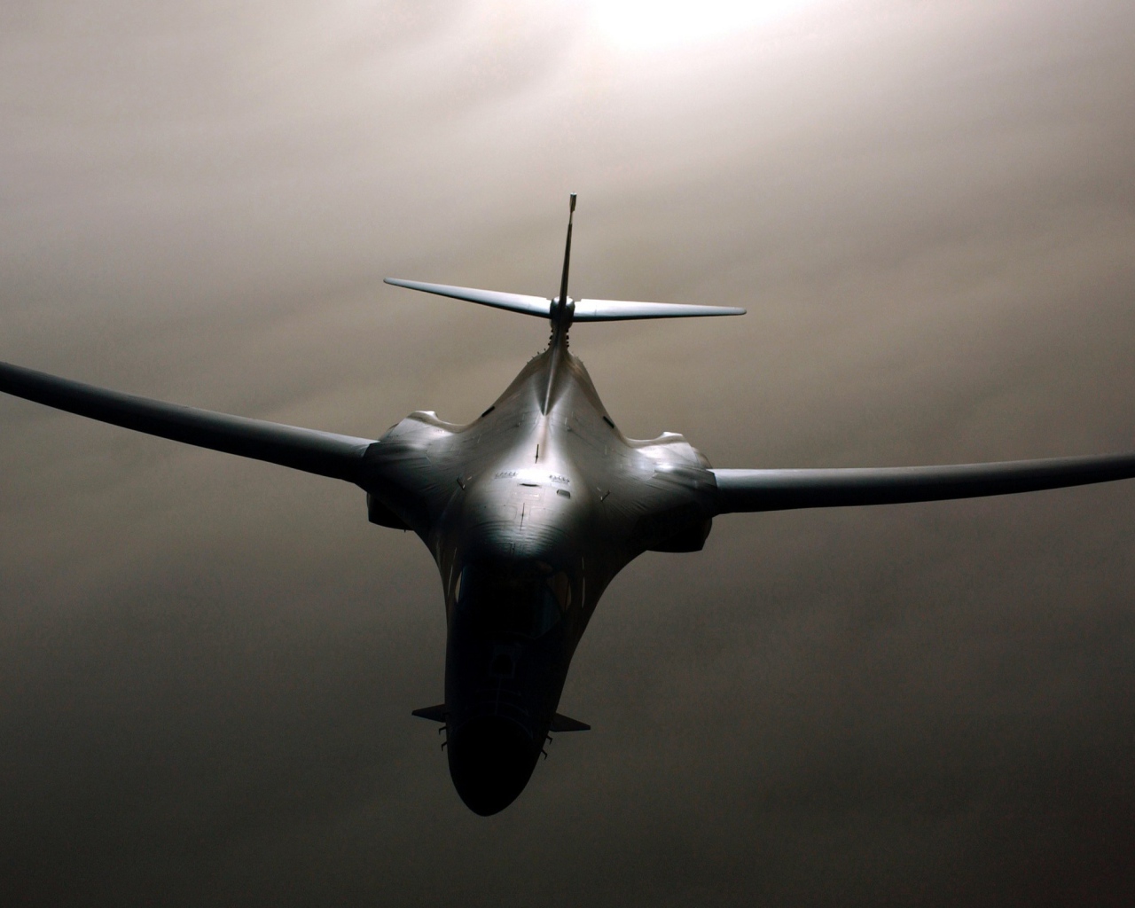 Черный военный самолет Rockwell B-1 Lancer