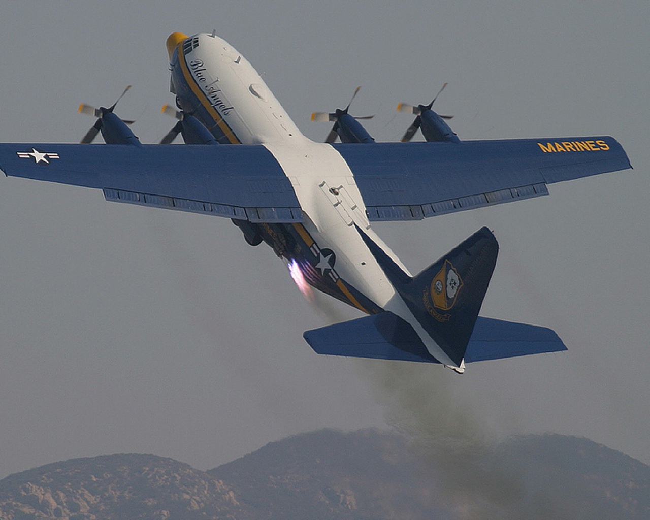 Самолет Голубой ангел выполняет маневр