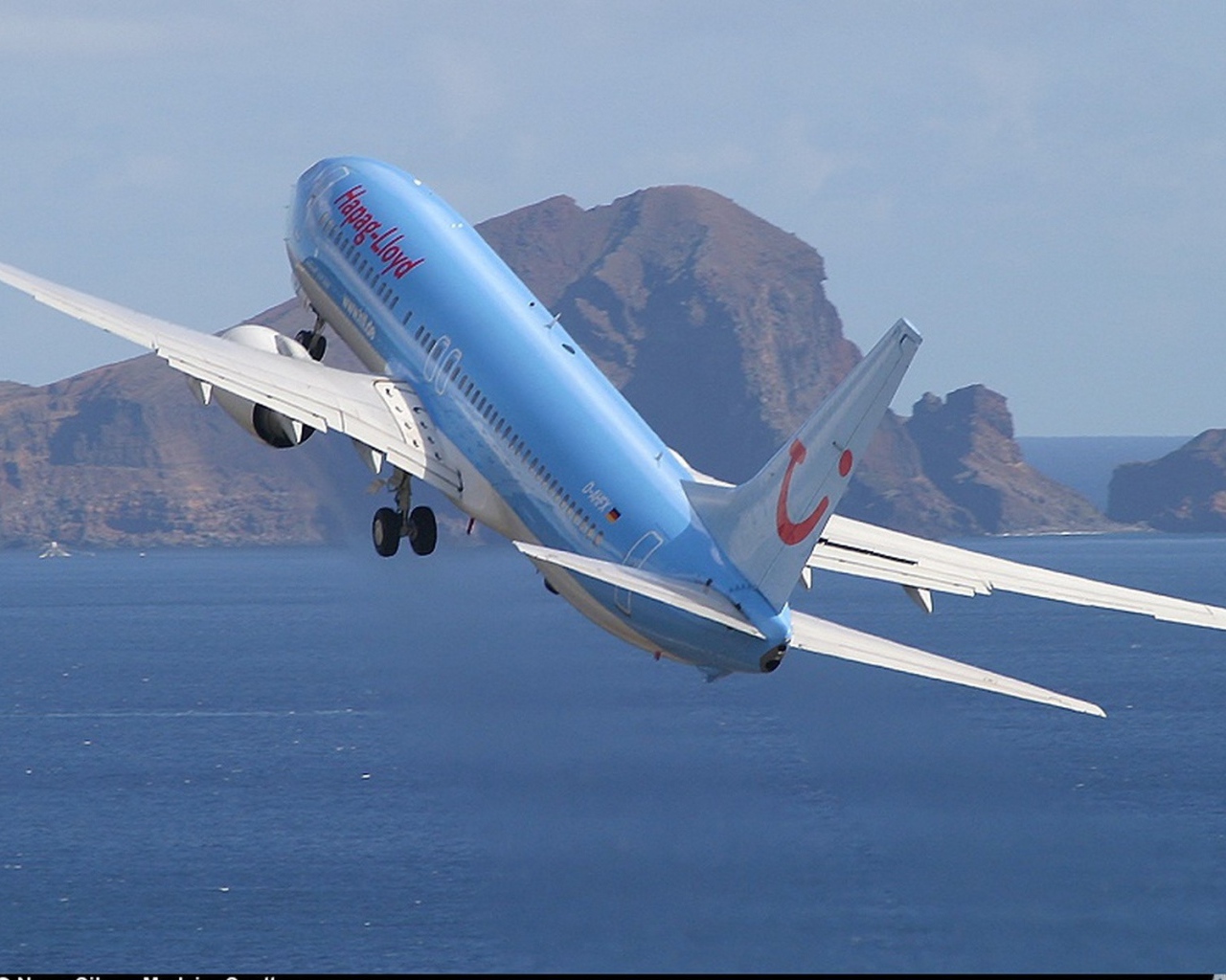 Голубой самолет над заливом