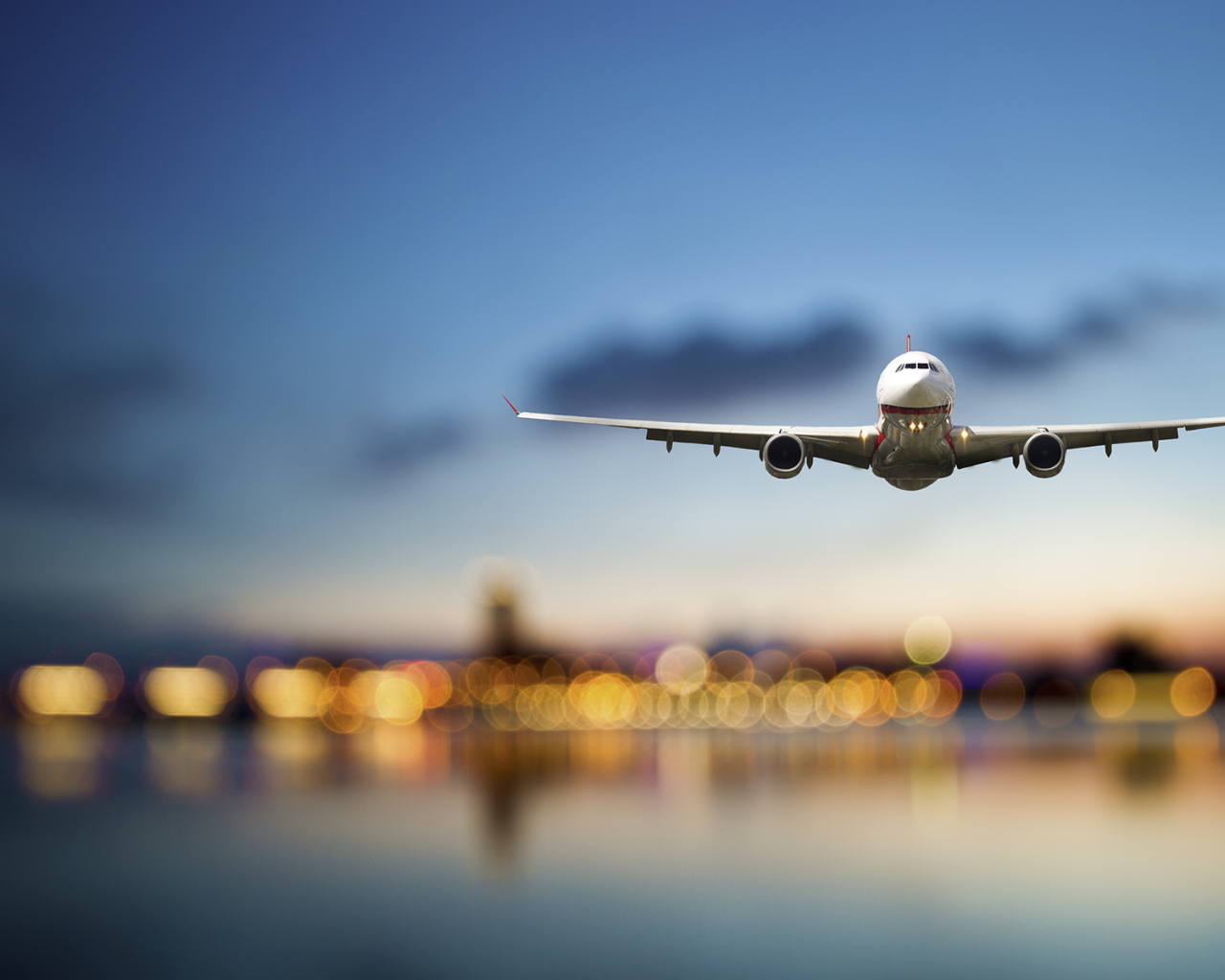 Боинг садится в аэропорту в Японии