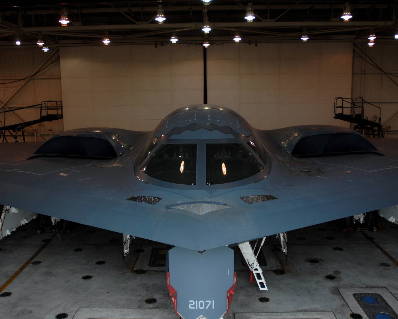 Бомбардировщик B-2 в ангаре