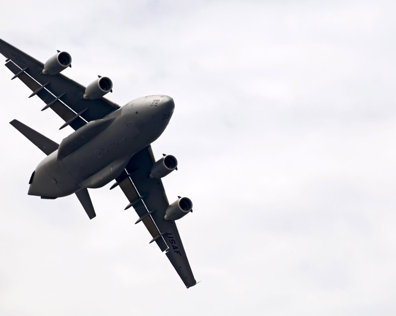 Самолет C-17 Globmaster в небе