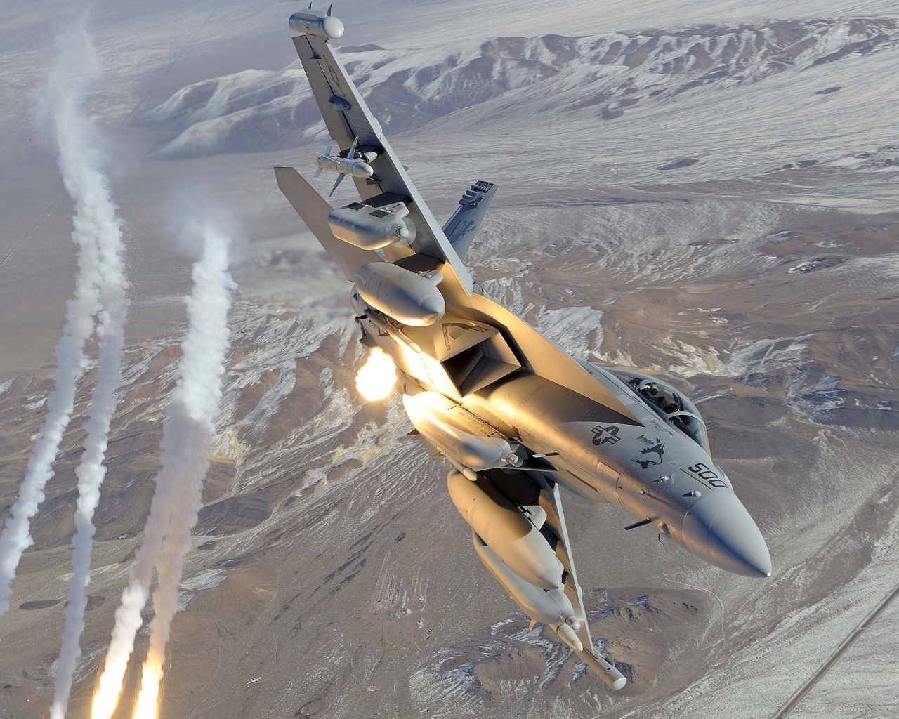 Боевой самолет в небе