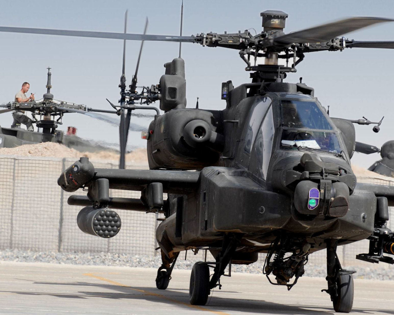 Боевой вертолет на стоянке