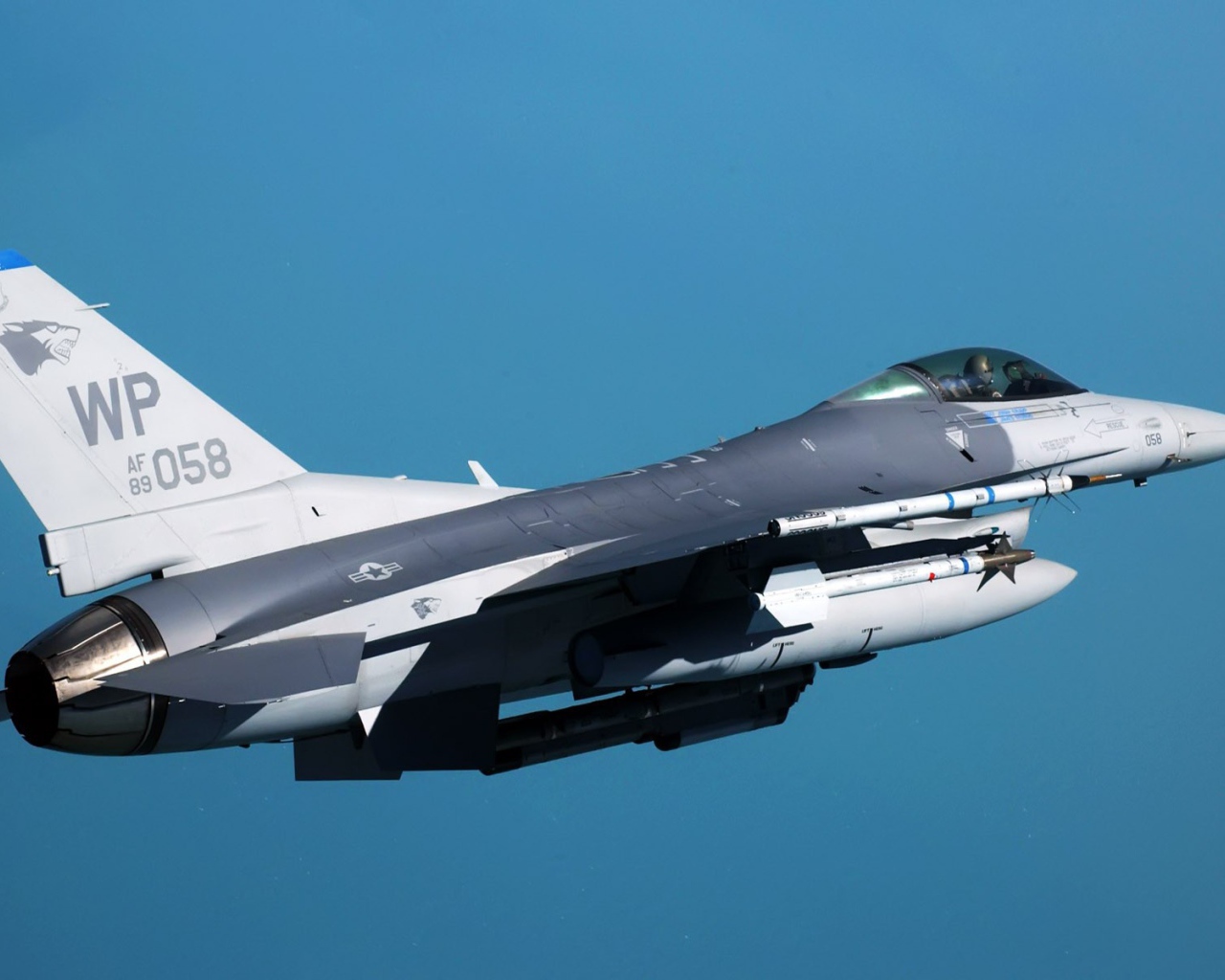 Самолет F-16 на голубом фоне неба