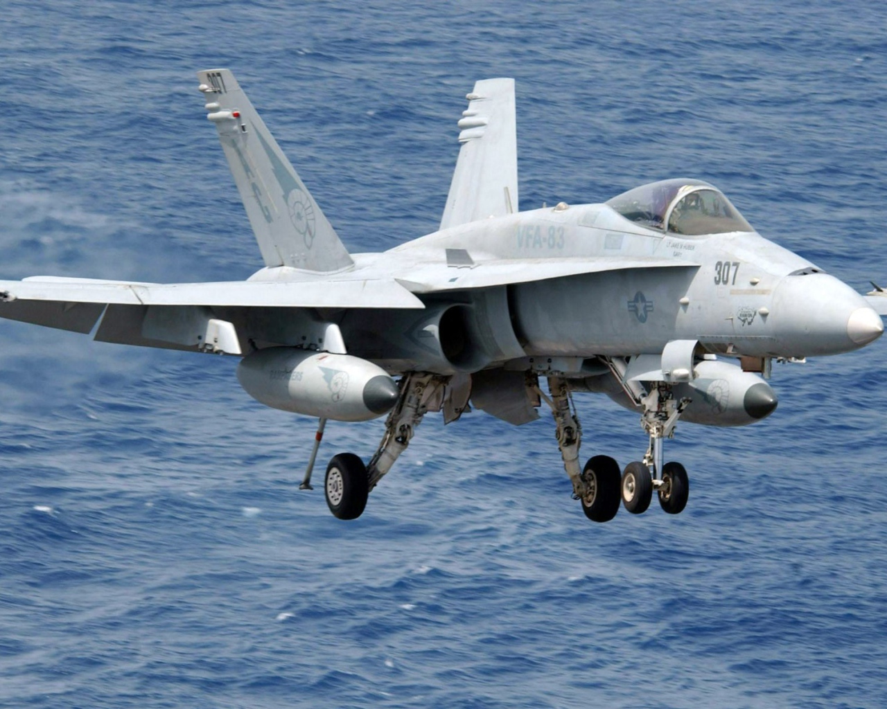 Истребитель F-16 на фоне моря