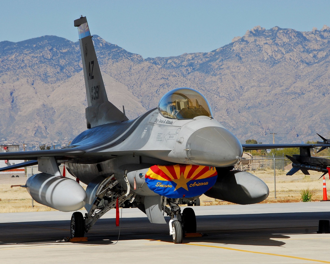 Истребитель на авиабазе в Аризоне