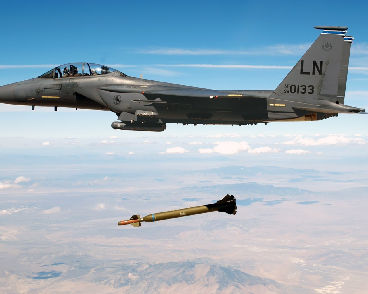 Истребитель F-15 Eagle сбрасывает ракету