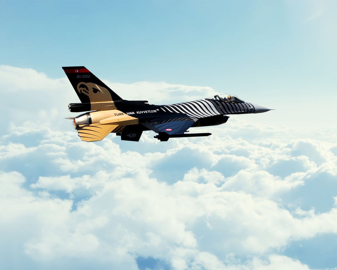 Истребитель F-16 ВВС Турции над облаками