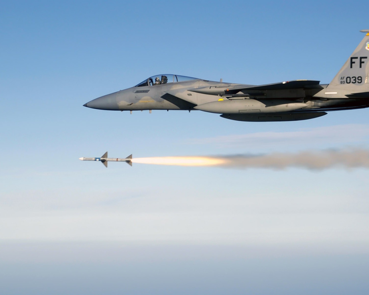 Истребитель F-18 Hornet произвел пуск ракеты