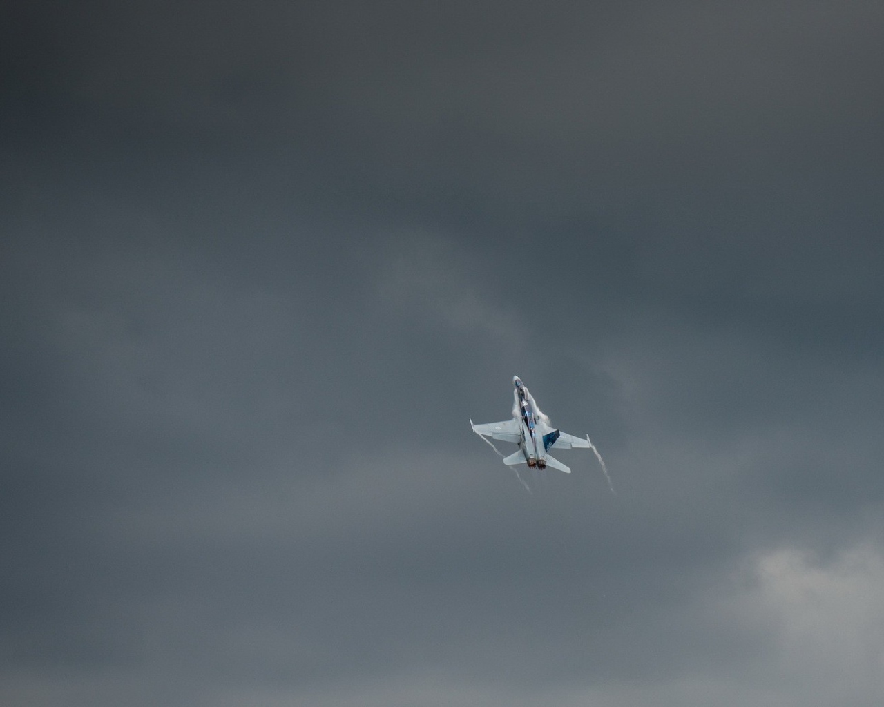 Истребитель летит в небе